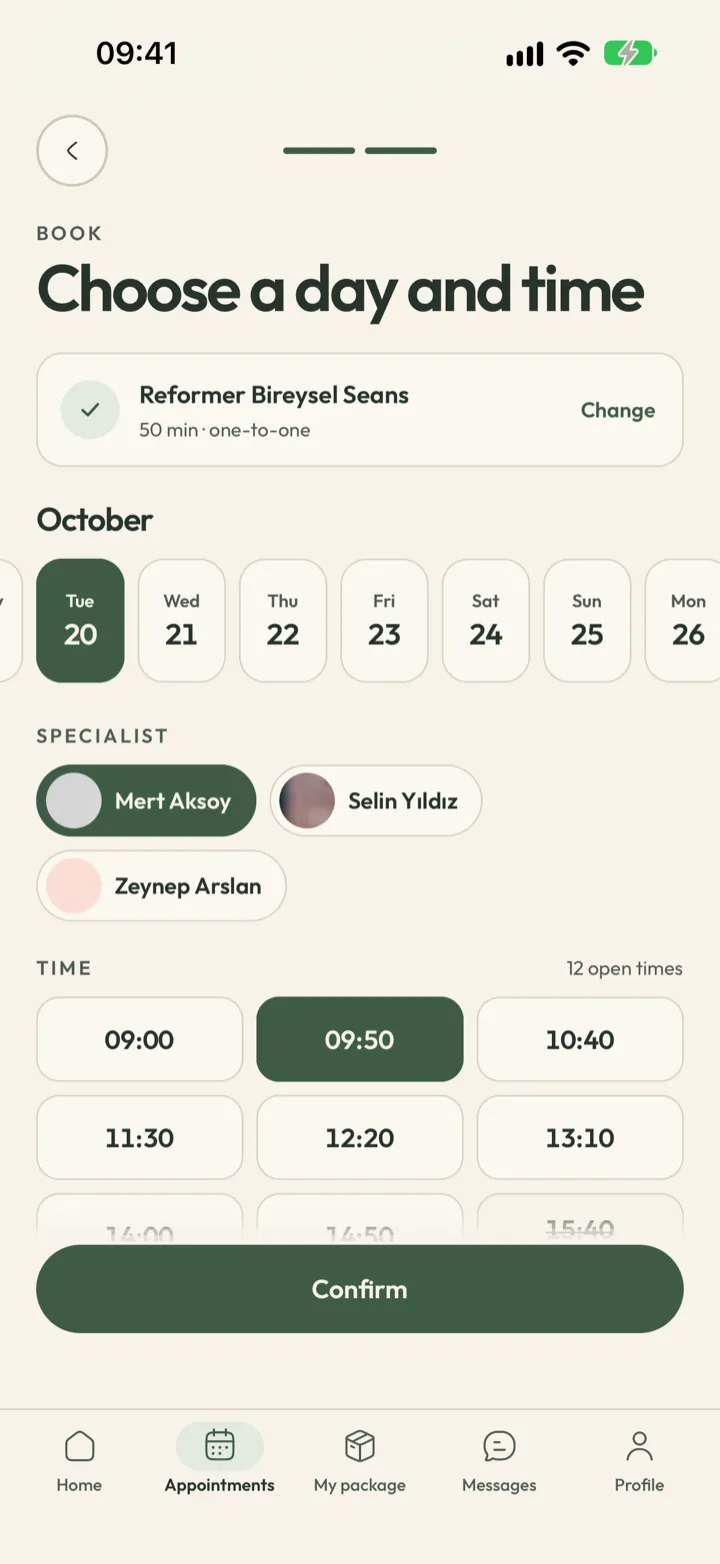 Booking in Corenta: the client picks a day, a time and an instructor from the open slots