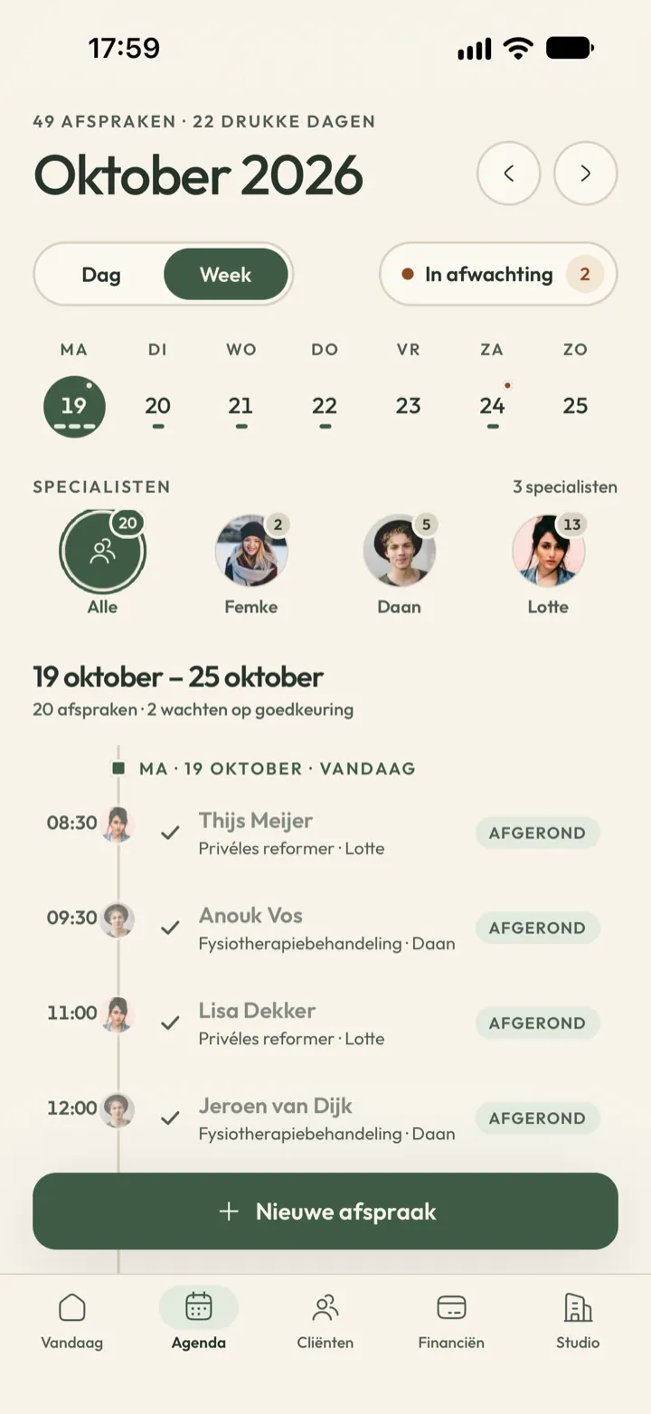 Studioagenda in Corenta in weekweergave, met filters per specialist, openstaande aanvragen en afgeronde afspraken
