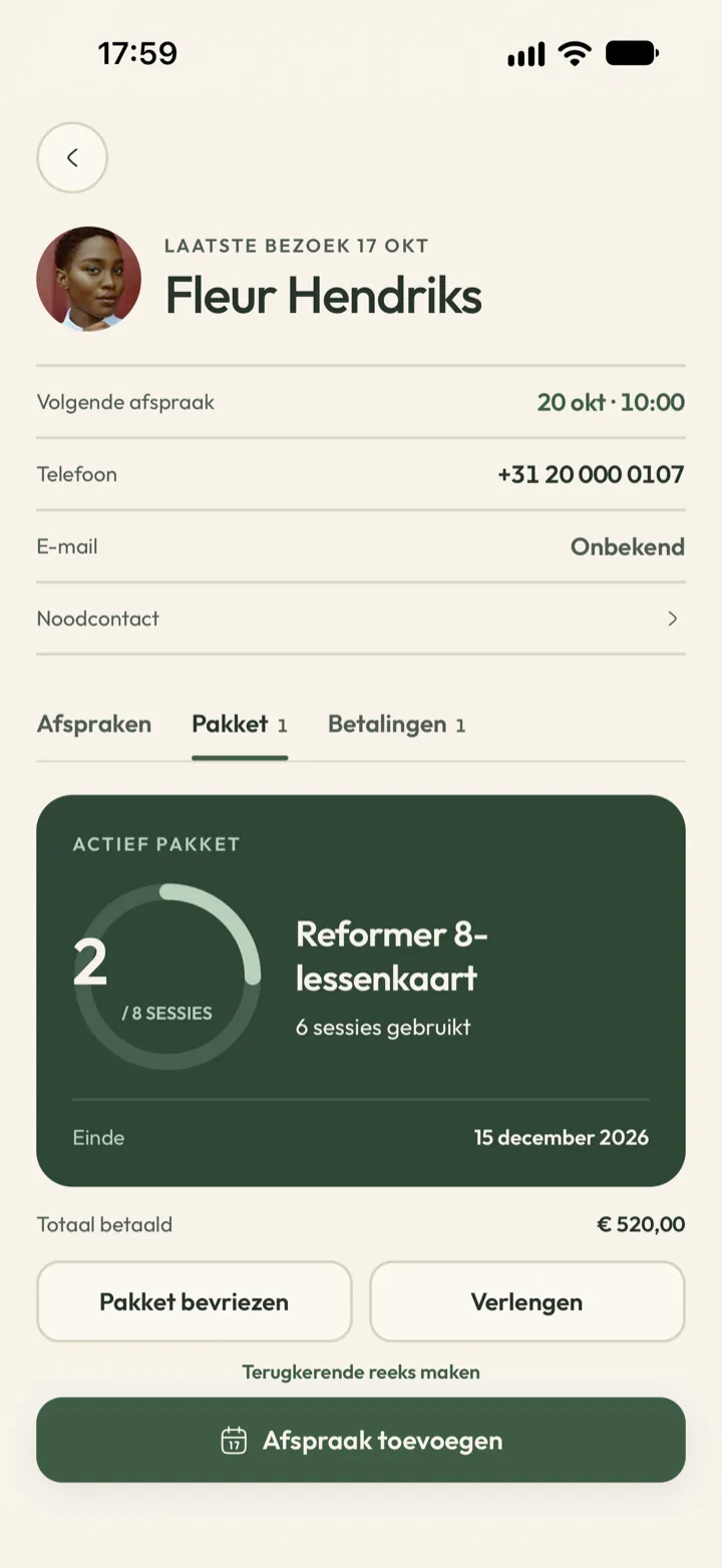 Cliëntdossier in Corenta op het tabblad pakket: nog 2 sessies van een reformerpakket van 8, met knoppen voor pauzeren en verlengen