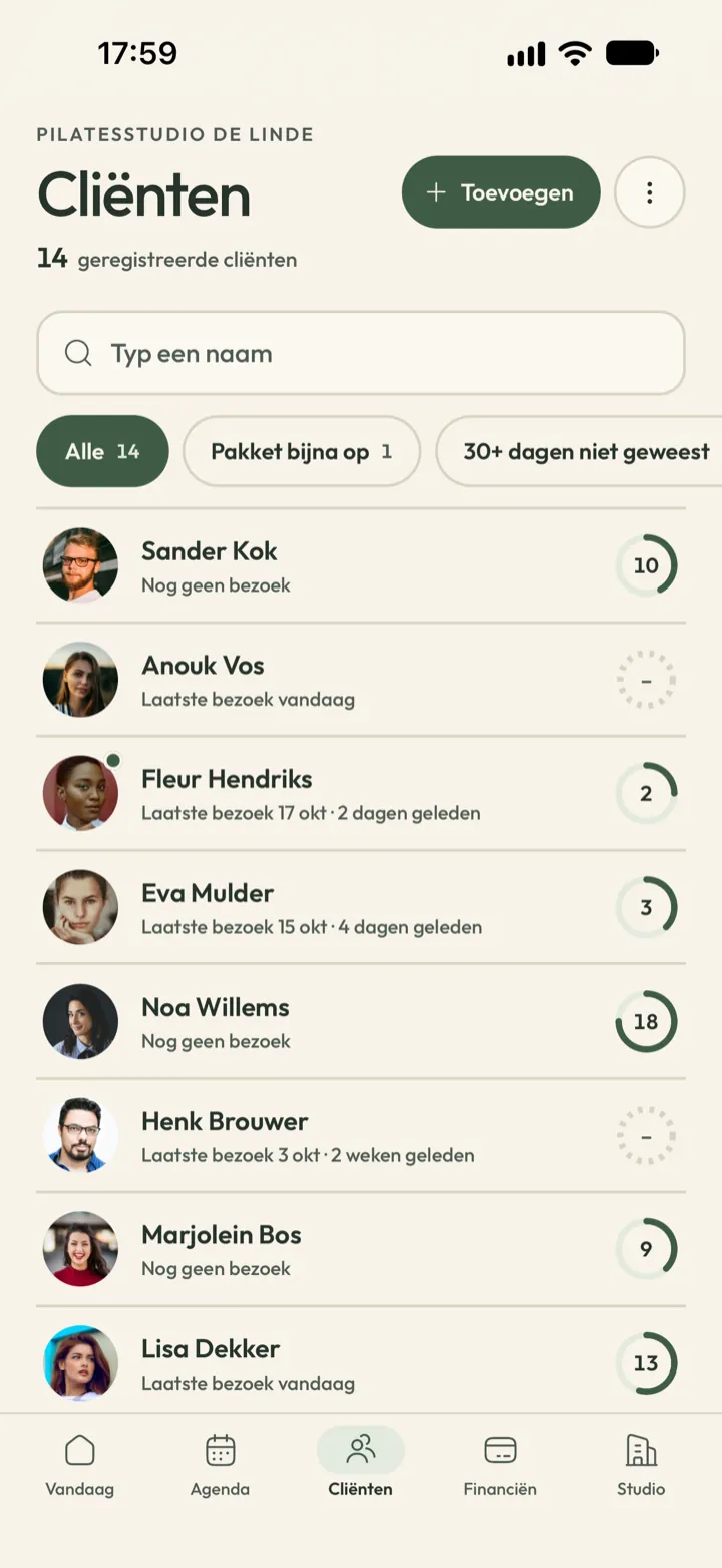 Cliëntenlijst in Corenta met zoeken, filters voor bijna lege pakketten en cliënten die al een tijd niet kwamen, en het aantal bezoeken
