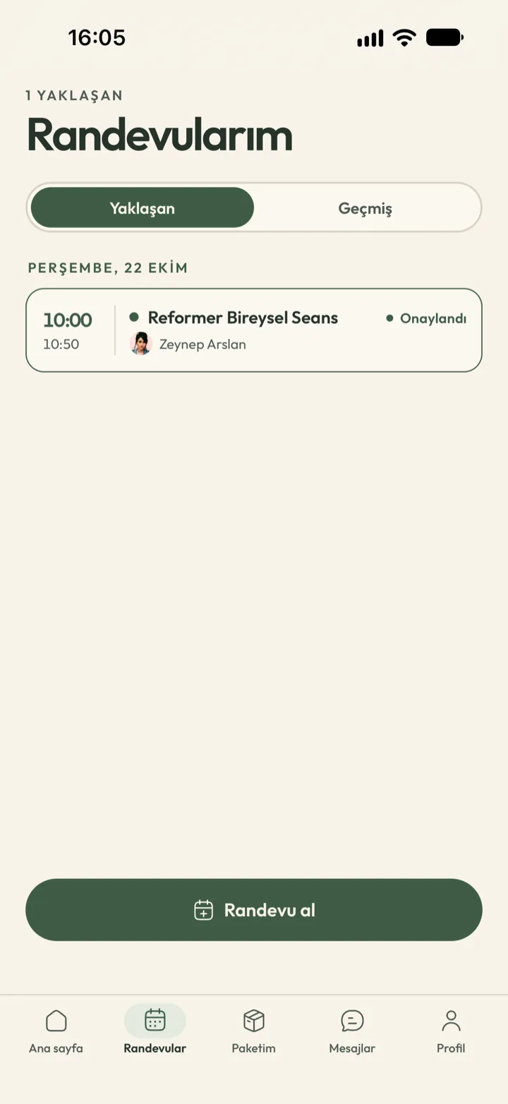 Corenta danışanın randevularım ekranı: yaklaşan onaylı reformer seansı ve geçmiş randevular sekmesi