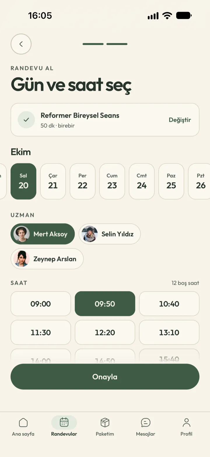 Corenta'da danışan randevu alırken gün, saat ve eğitmen seçiyor, boş saatler görünüyor