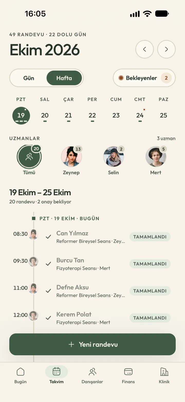 Corenta stüdyo takvimi haftalık görünümde: eğitmen filtreleri, onay bekleyen talepler ve tamamlanan randevular